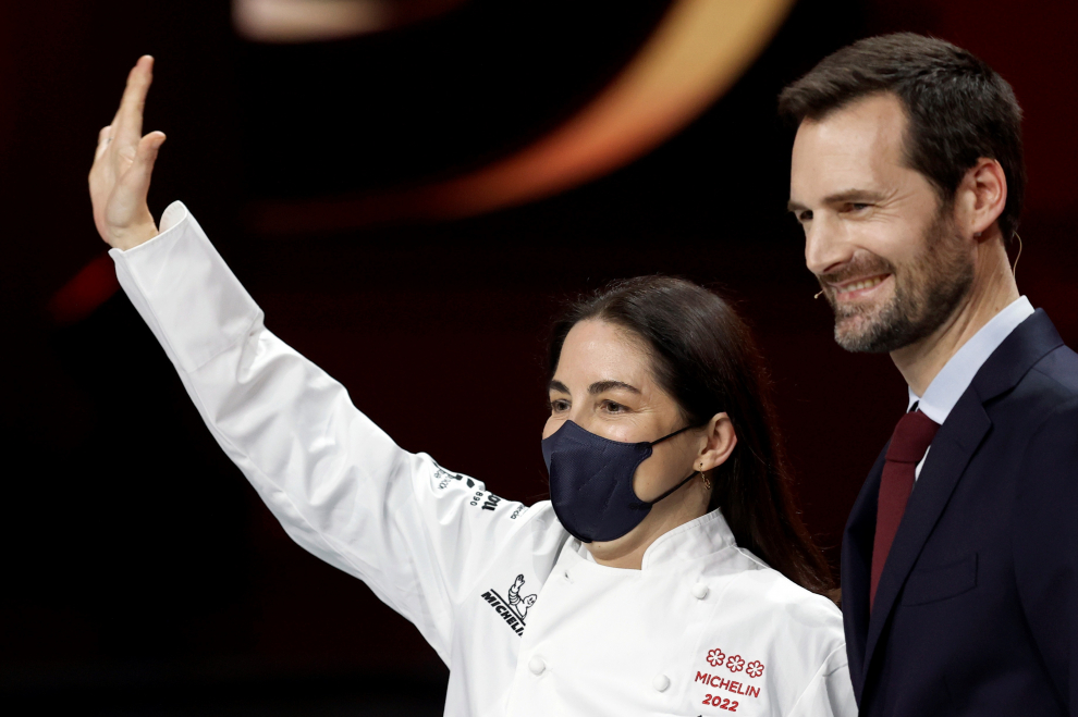 La chef Elena Arzak recibe la tercera estrella Michelin, durante la gala Guía Michelin España y Portugal 2022