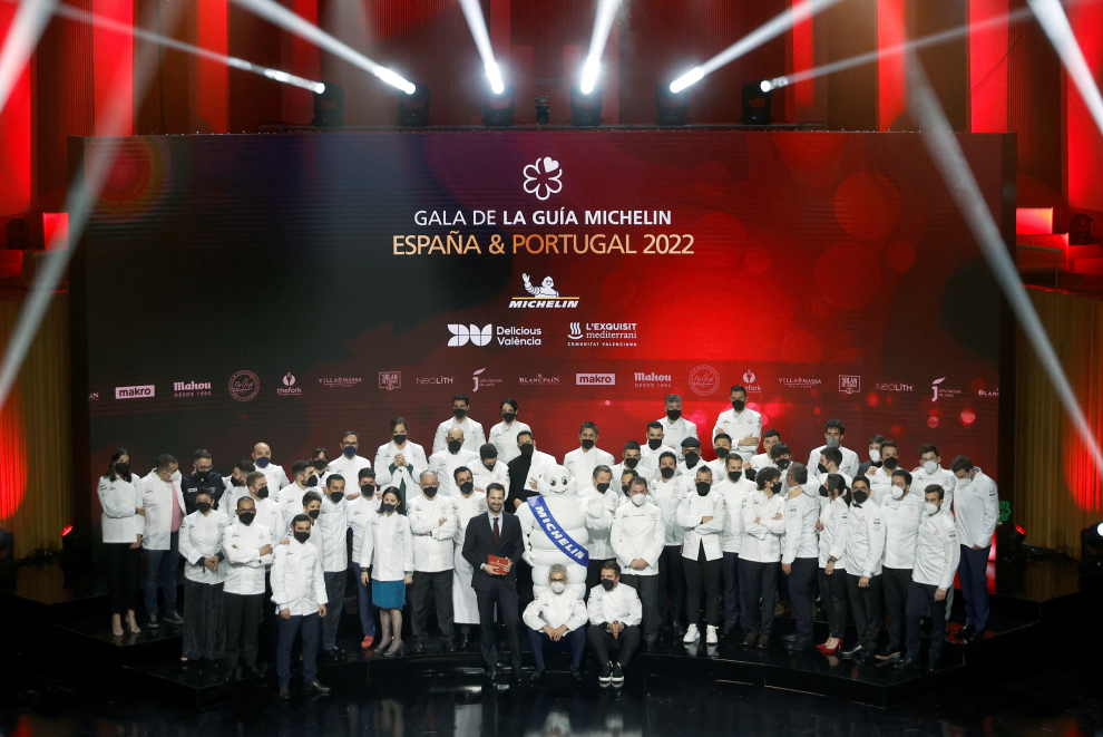 Fotografía de familia con los premiados con estrella Michelin tras la gala Guía Michelin España y Portugal 2022.