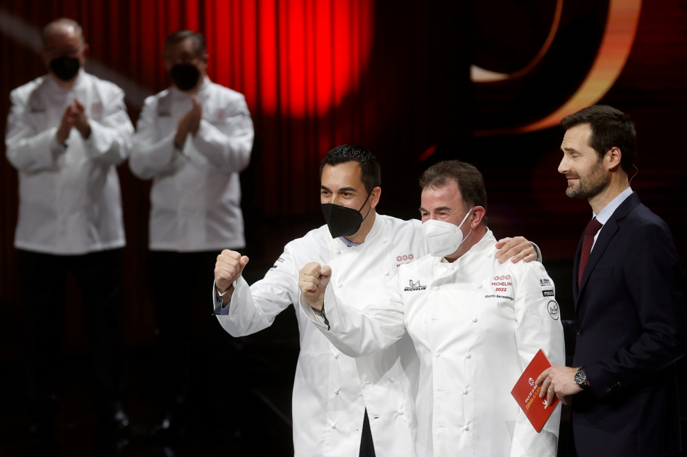Los chef Paolo Casagrande y Martín Berasategui reciben la tercera estrella Michelin, durante la gala Guía Michelin España y Portugal 2022.