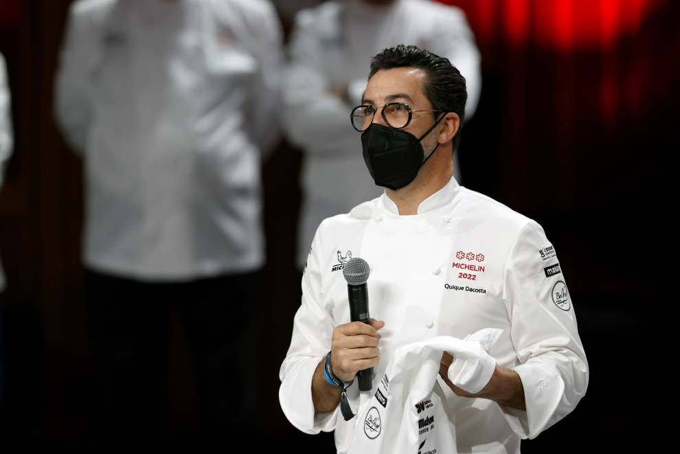 El chef Quique Dacosta, se dirige a los invitados durante la gala Guía Michelin España y Portugal 2022