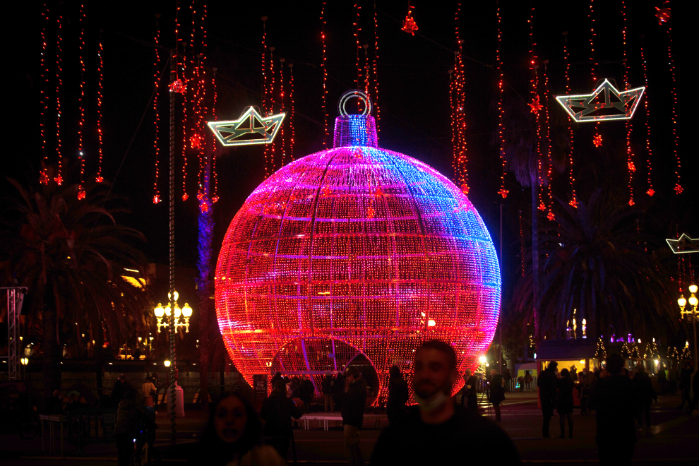 La feria navideña ‘Nadal al Port’ (Navidad en el Puerto) cuenta este año con un 60% más de superficie, una gran bola transitable de 12 metros de altura, un belén y una estrella de Belén flotantes.
