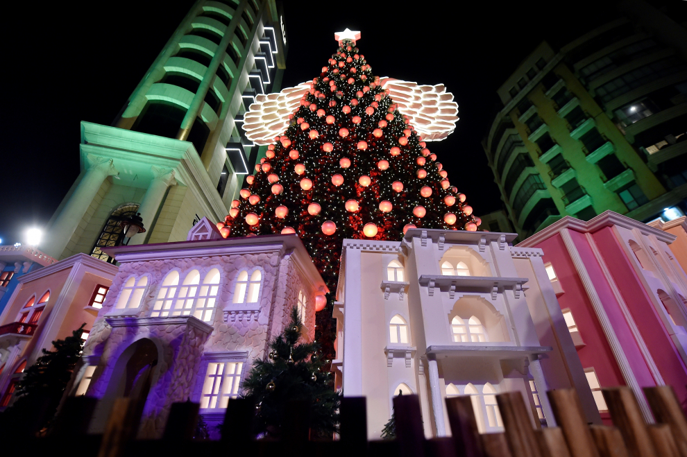 Un árbol de Navidad gigante que ha sido iluminado con un diseño que simboliza la reconstrucción de la zona dañada por las explosiones del puerto el 4 de agosto de 2020 en la zona de Ashrafieh en Beirut.