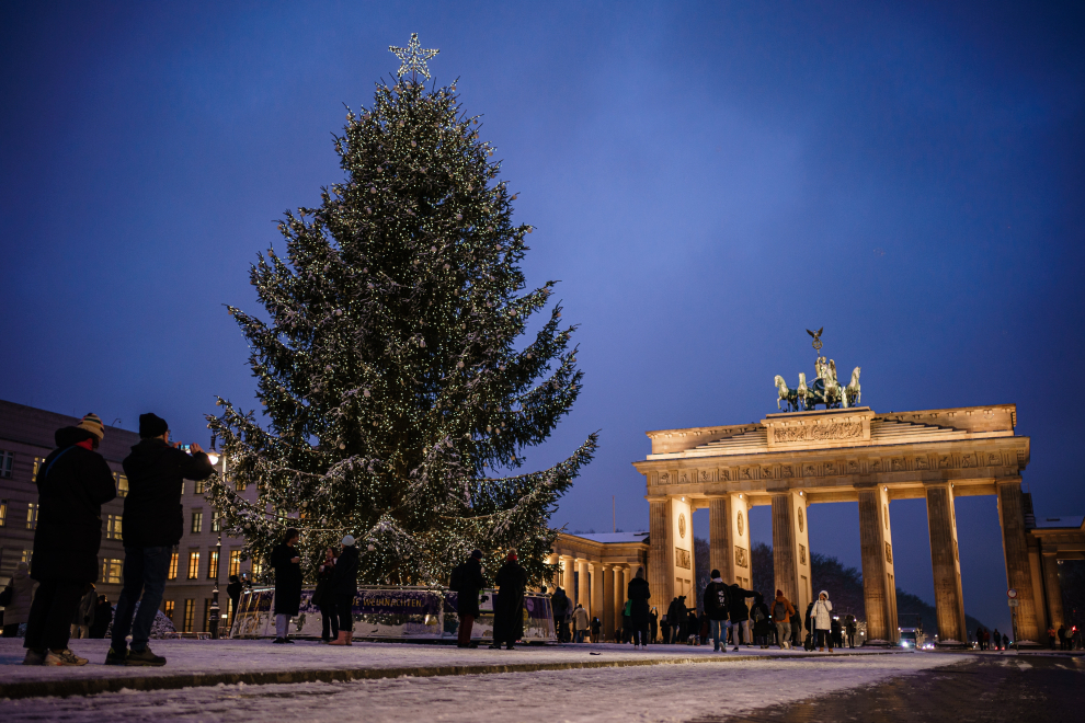 Un árbol navideño, a pocos metros de la Plaza de Brandemburgo, da la bienvenida a la Navidad en Berlín.