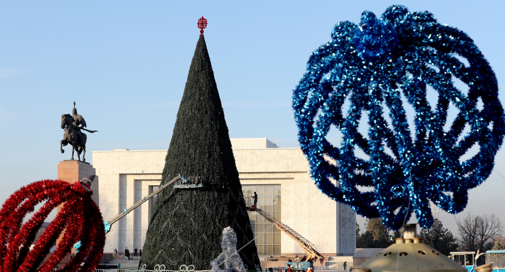 Un gran árbol de Navidad preside la plaza central Ala-Too en Bishkek.