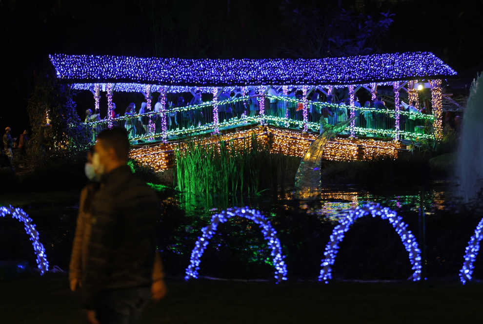 El Jardín Botánico de Bogotá alberga un espectáculo de luces durante las navidades.