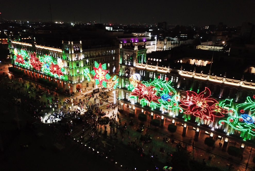 La Plaza de la Constitución de la Ciudad de México se ilumina con adornos navideños durante las fiestas.