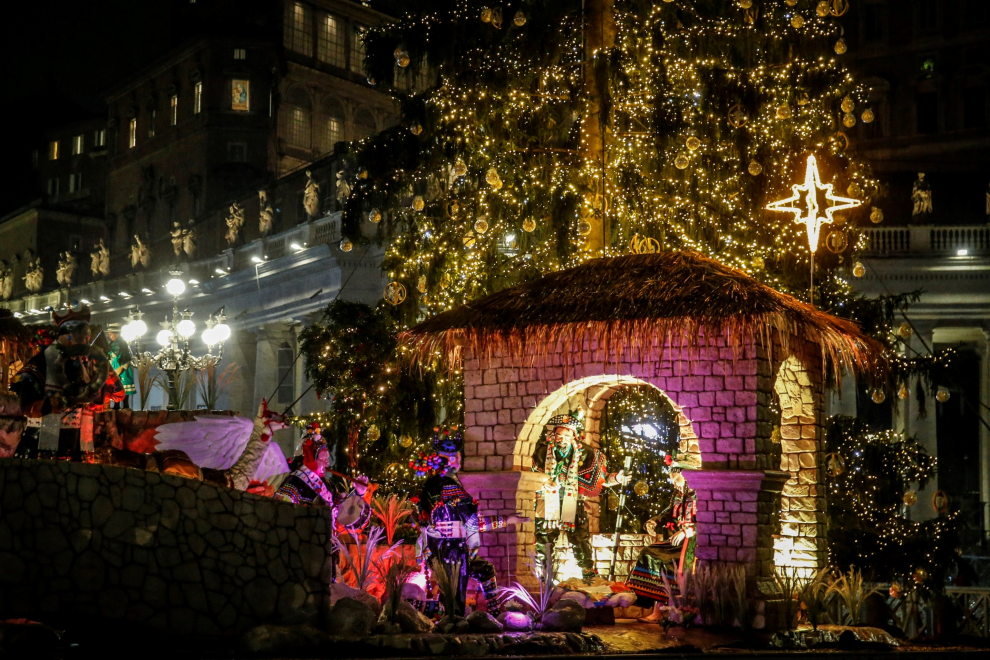 Un belén a los pies de un árbol de Navidad iluminado se erige en la Plaza de San Pedro, Ciudad del Vaticano.