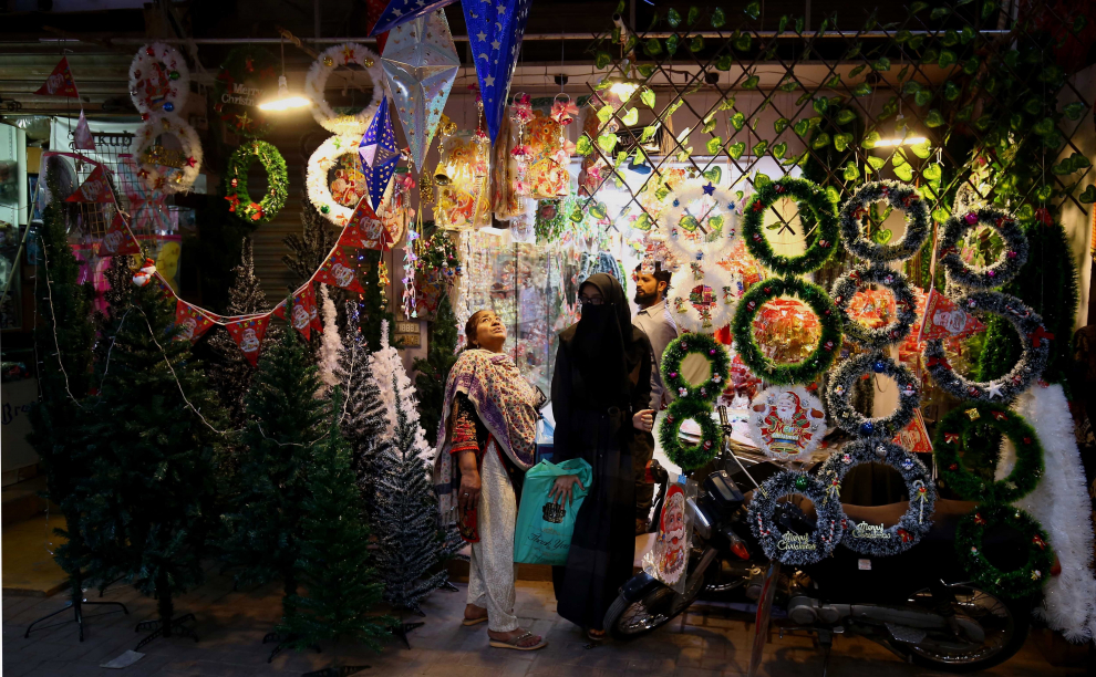 Cristianos pakistaníes compran artículos de decoración navideña en una tienda de Karachi, Pakistán es un país de mayoría musulmana sunita, con cuatro millones de cristianos de una población total de alrededor de 200 millones de habitantes.