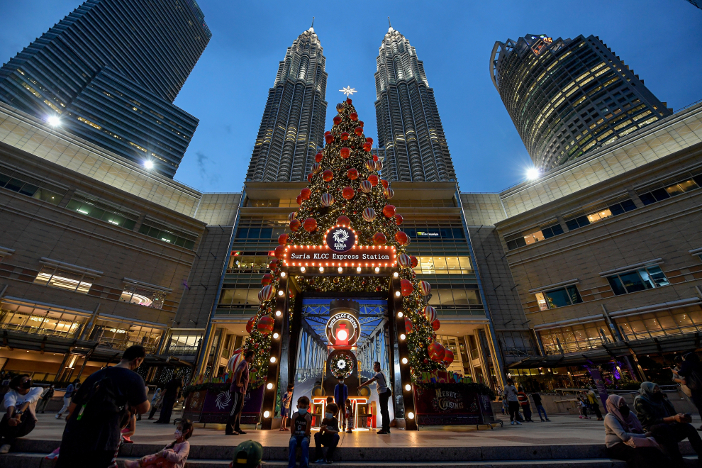 Impresionante árbol navideño a las puertas de las Torres Gemelas Petronas en Kuala Lumpur.
