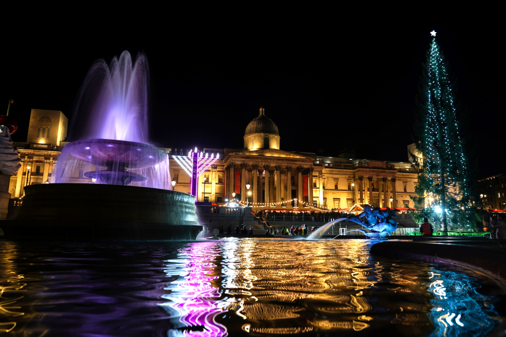La plaza de Trafalgar Square se ilumina durante la ceremonia de encendido del árbol de Navidad en Londres.