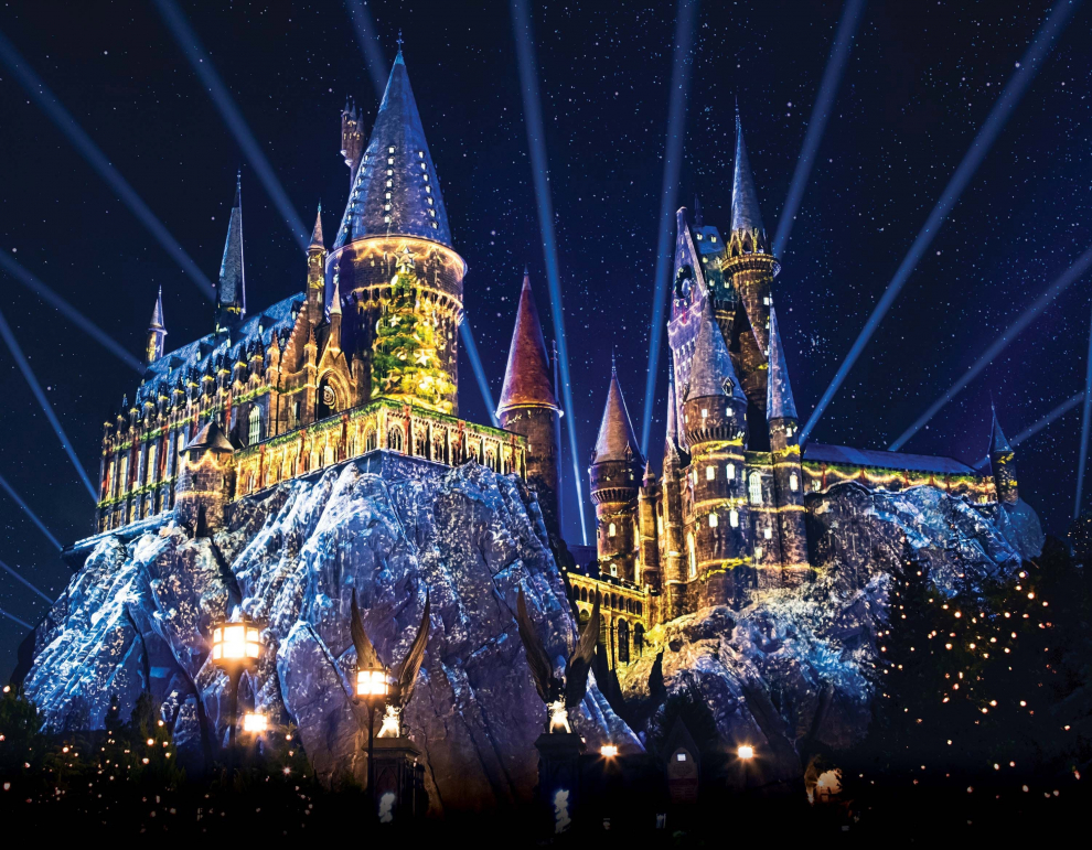 El castillo de Hogwarts de Harry Potter iluminado con luces de navidad dentro del programa "Christmas in the Wizarding World Of Harry Potter" en el parque Universal Studios Hollywood en Los Ángeles.