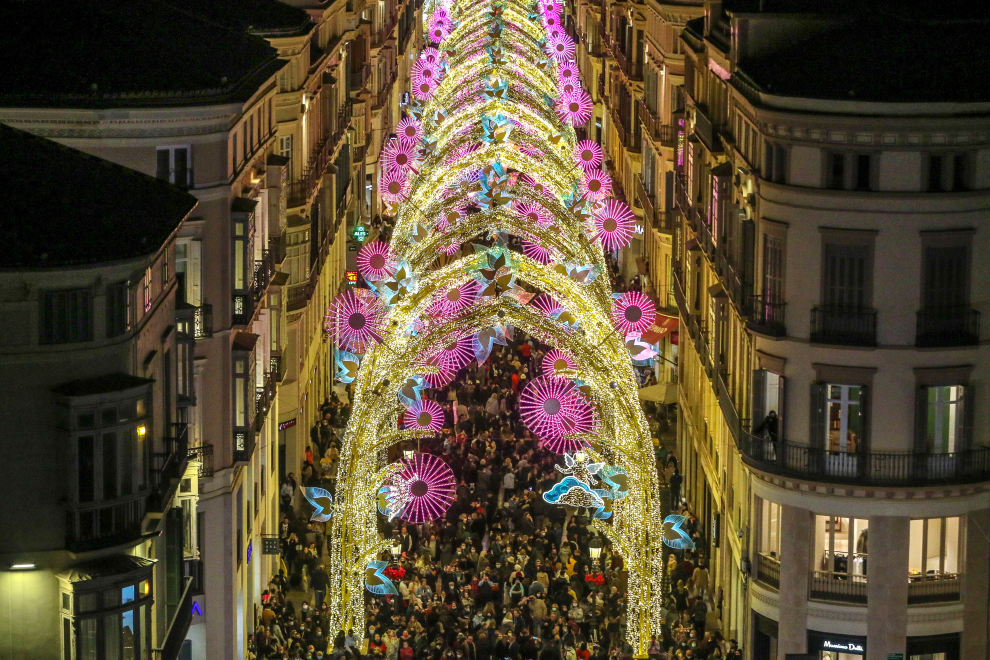 La calle Marqués de Larios, en el centro de la ciudad, se ilumina dando la bienvenida a la Navidad.