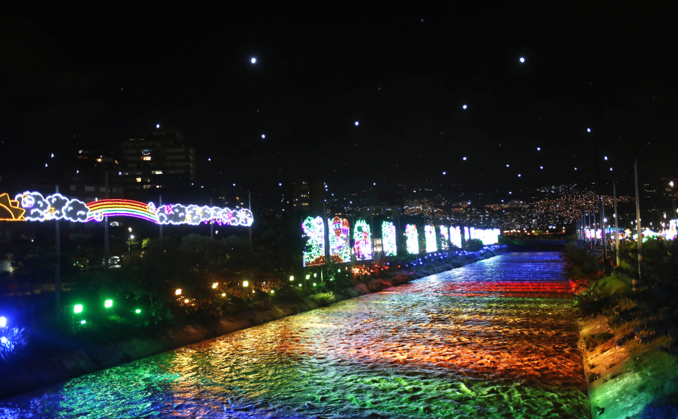 El alumbrado de esta ciudad colombiana este año cuenta con ocho millones de bombillas, 26.000 figuras y tiene como protagonistas a 'Destellitos', personajes que simbolizan la magia de la Navidad.