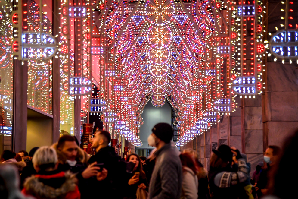 Los milaneses recorren el centro de la ciudad bajo la iluminación navideña.