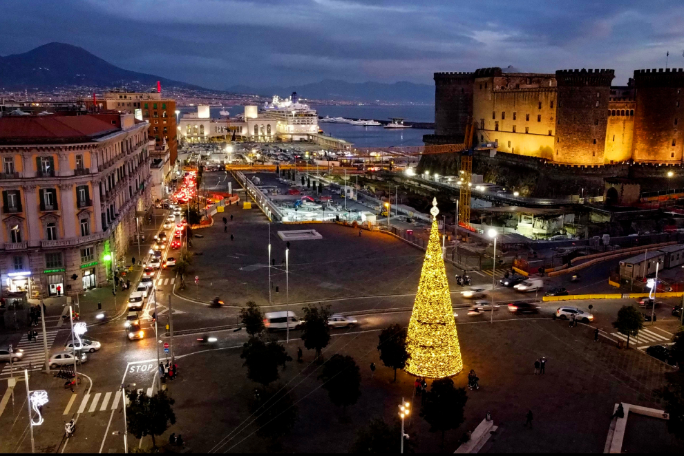 Vista general del árbol de Navidad colocado en Piazza Municipio.