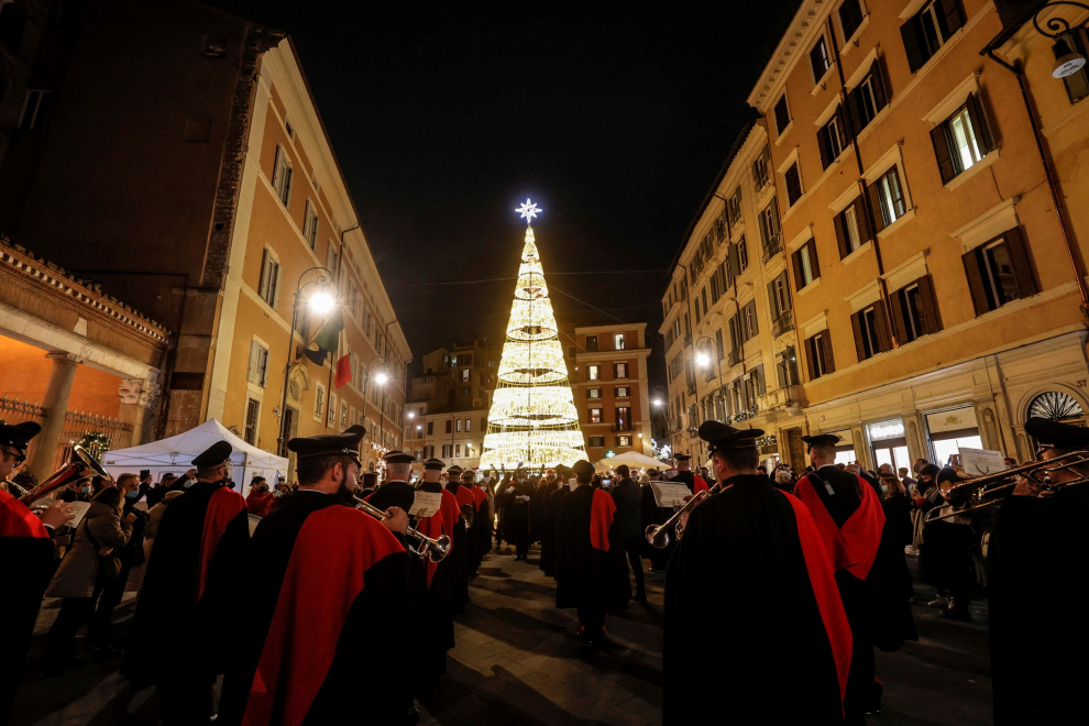 Actuación de la Fanfarria de los Carabinieri para el encendido del árbol de Navidad en la Plaza San Lorenzo de Lucina, en Roma.