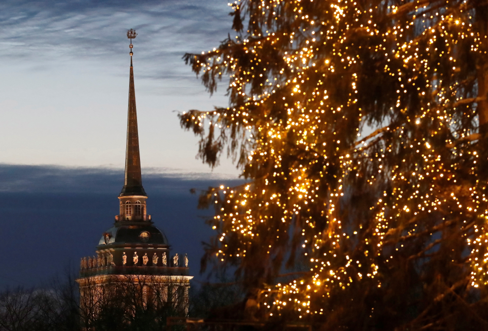 Vista del árbol de Navidad iluminado en la Plaza del Palacio con el Edificio del Almirantazgo al fondo, en San Petersburgo.