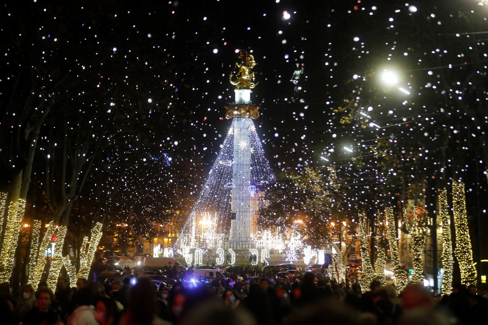 Vista de adornos y luces navideñas en el centro de Tbilisi.