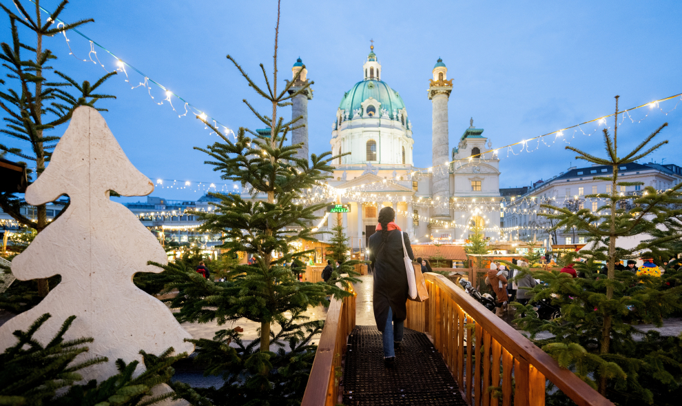 El mercado navideño en Karlsplatz, en Viena, está situado frente la iglesia de San Carlos, es ideal para ir con niños donde hay diversas actividades dedicadas a ellos.