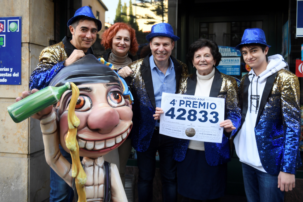 Los trabajadores e una administración de Oviedo celebran haber vendido el cuarto premio de la Lotería de Navidad.