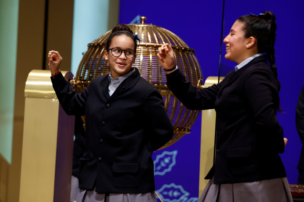 Los niños del Colegio de San Ildefonso cantan el primer premio al 86.148 del sorteo de la Lotería de Navidad celebrado en el Teatro Real de Madrid.
