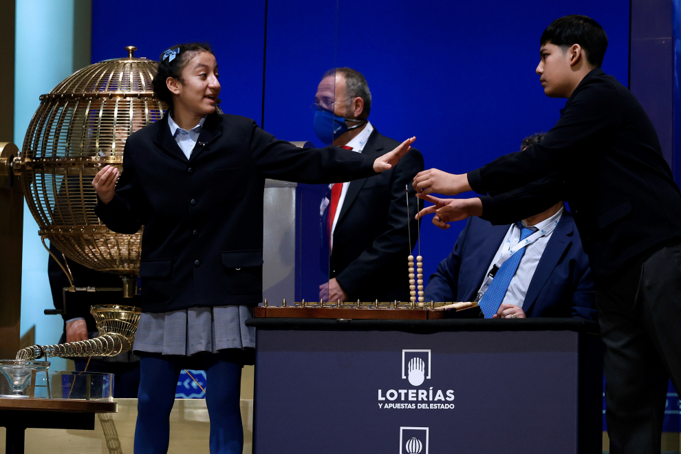 Los niños del Colegio de San Ildefonso cantan el quinto premio del sorteo de la Lotería de Navidad celebrado en el Teatro Real de Madrid este miércoles.