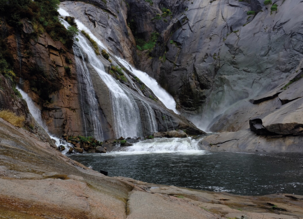 Una cascada de más de 100 metros de altura, que forma el río Xallas, que desemboca directamente en el océanos frente al cabo de Fisterra. Una pasarela en la localidad de O Ézaro permite llegar a menos de 30 metro de la cascada.