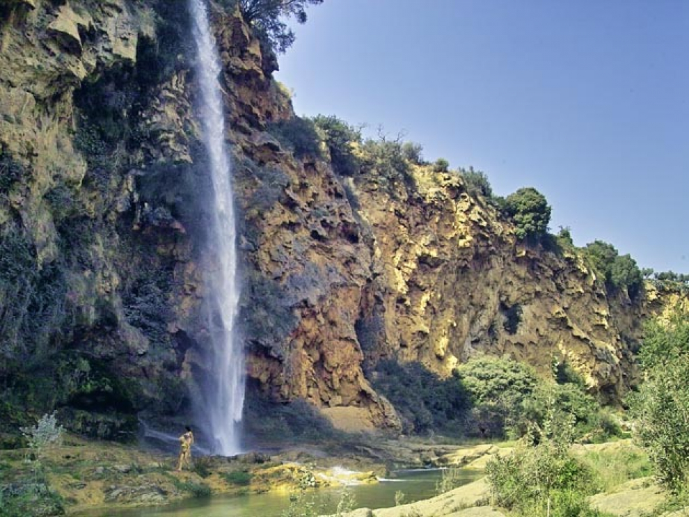 También conocida como la cascada del Brazal, un salto de agua de más de 50 metros de altura que vierte sus aguas al río Palancia, situada en un preciosa paraje en la localidad de Navajas, Castellón.
