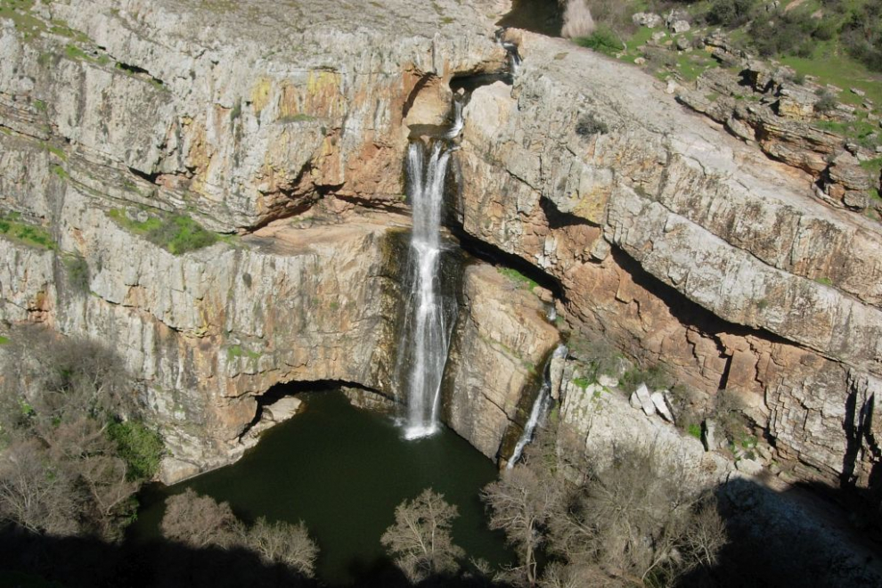 En el Parque Natural de Despeñaperros, en la provincia de Jaén, encontramos esta cascada de 40 metros de altura. Se puede llegar en coche tras dos kilómetros desde la localidad de Aldeaquemada. Un mirador nos ofrece la mejor panorámica de este espectacular salto de agua.