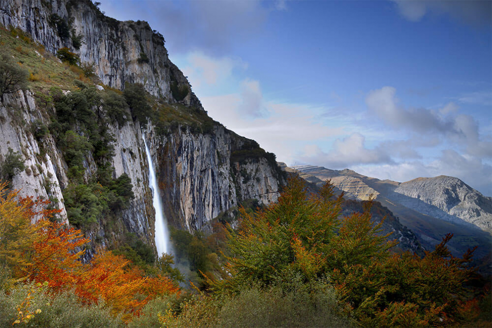 Se llega tras una sencilla caminata que comienza cerca del pueblo de Asón. El nacimiento del río Asón es espectacular, una cascada de unos 70 metros de altura que presume de ser la más alta de Cantabria.
