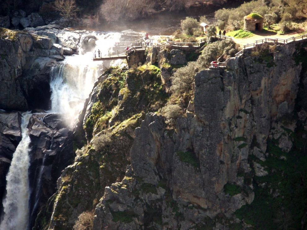Forma parte del Parque Natural Arribes del Duero en la provincia de Salamanca. La cascada que forma el río Uces al sortear un desnivel de 50 metros crea una nube de vapor que parece humo. Se puede llegar desde las localidades de Masueco y Pereña de la Ribera.