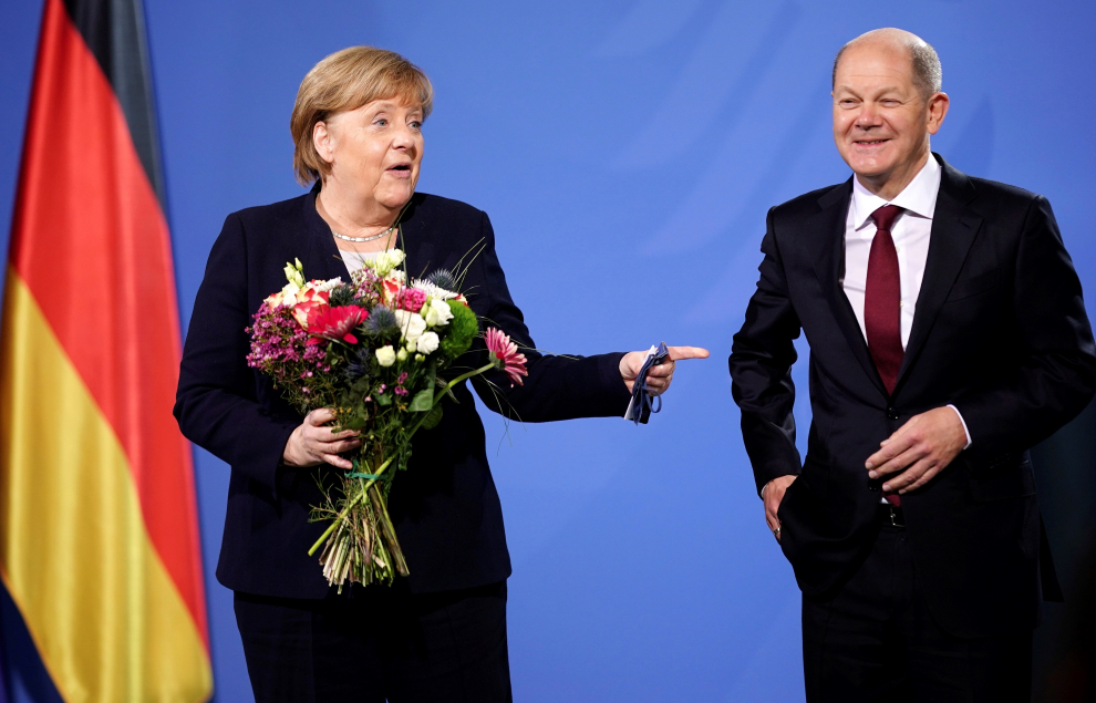 La canciller saliente alemana Angela Merkel y su sucesor Olaf Scholz asisten a la ceremonia oficial de traspaso de poder de la Cancillería en Berlín, Alemania, el 8 de diciembre de 2021.