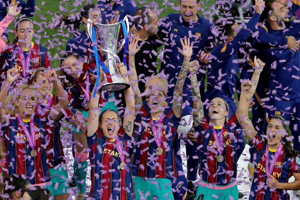 Las jugadoras del FC Barcelona celebran la victoria ante el Chelsea CF por 0-4 en la final de la Liga de Campeones femenina que ambos equipos disputaron en el estadio Gamla Ullevi de Gotemburgo (Suecia), el 16 de mayo de 2021.