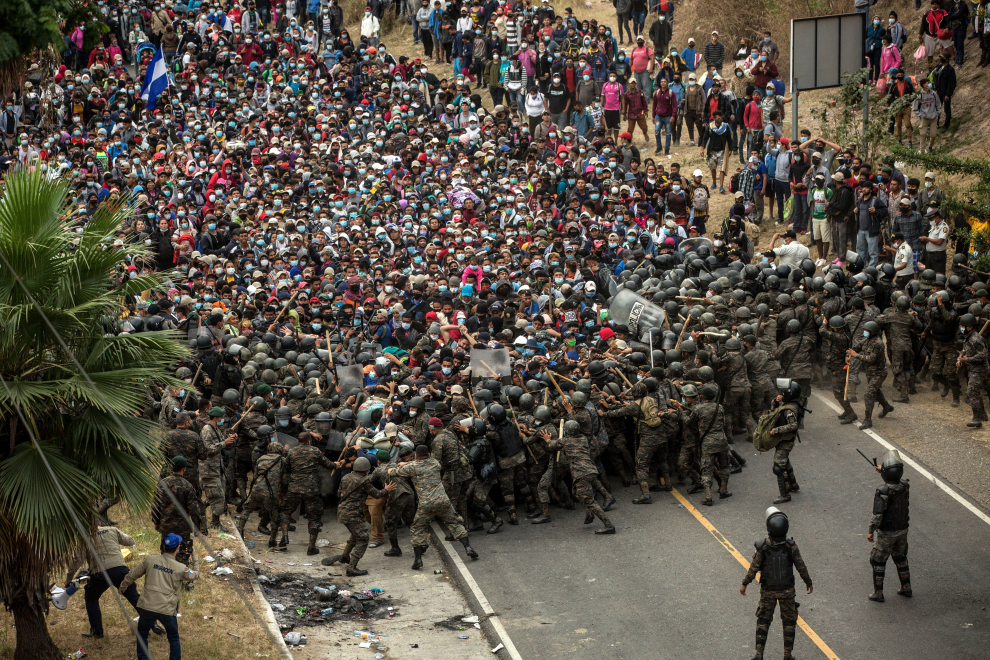 Soldados guatemaltecos montan un bloqueo el 17 de enero de 2021 en la localidad de Chiquimula, para evitar el paso de los miles de migrantes hondureños cruzan el oeste del país en su camino primero a México y luego a Estados Unidos.