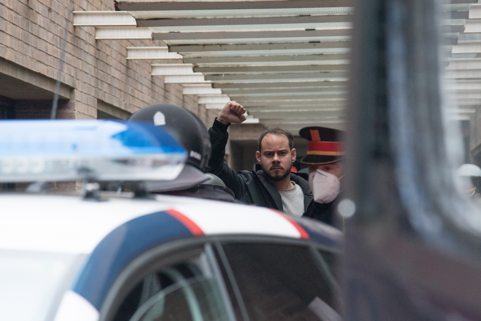 Los Mossos de Esquadra detenían el 16 de febrero de 2021 a Pablo Hasel, el rapero condenado a 9 meses de prisión por enaltecimiento del terrorismo e injurias a la corona, en el rectorado de la Universidad de Lleida (UdL), donde se había refugiado junto un grupo de simpatizantes y activistas.