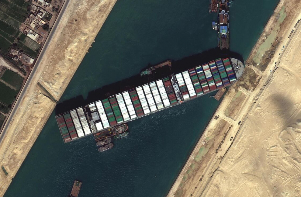 El portacontenedores Ever Given encalla en el canal de Suez el 23 de marzo. El megabuque, de 400 metros de eslora, bloquea seis días una de las grandes arterias del transporte marítimo.