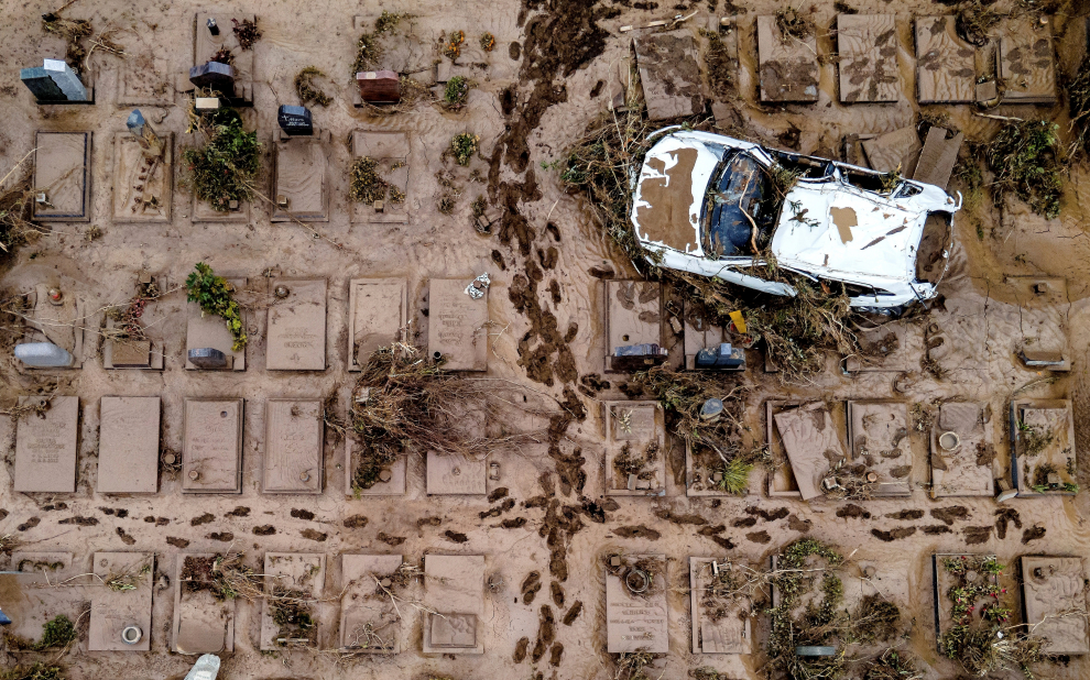 Vista aérea tomada con un dron que muestra un coche dañado arrastrado por el agua hasta un cementerio en Bad Neuenahr-Ahrweiler en Alemania, el 16 de julio de 2021. Alemania sufrió en el mes de julio unas devastadoras inundaciones que causaron 156 muertos.