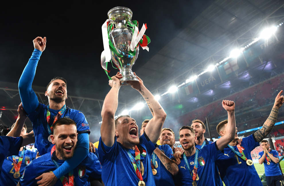 Andrea Belotti alza el trofeo de la Eurocopa 2020 después de que Italia derrotara a Inglaterra en la final disputada en Londres el 11 de julio de 2021.