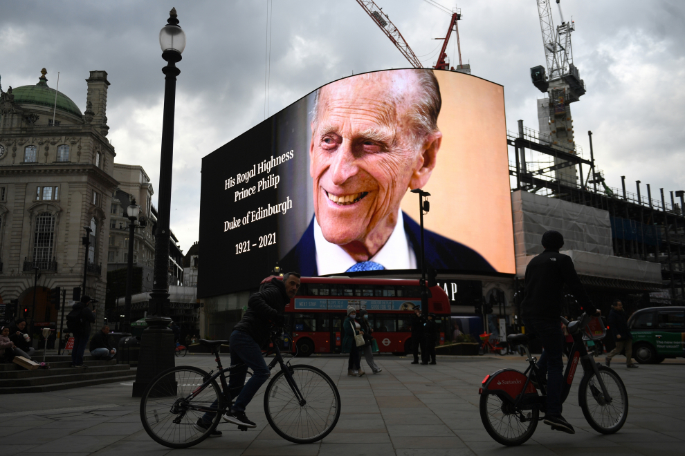 Una pantalla muestra una fotografía del príncipe Felipe duque de Edimburgo en Picadilly Circus en Londres, Reino Unido, el 9 de abril de 2021, con motivo de su fallecimiento a los 99 años de edad.