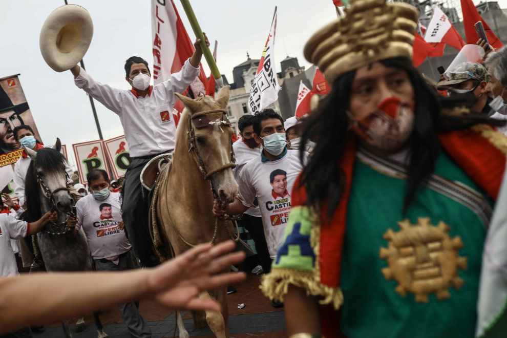 El candidato a la Presidencia de Perú Pedro Castillo, del partido de extrema izquierda Perú Libre, preside un evento de cierre de campaña, el 8 de abril de 2021, en Lima (Perú).