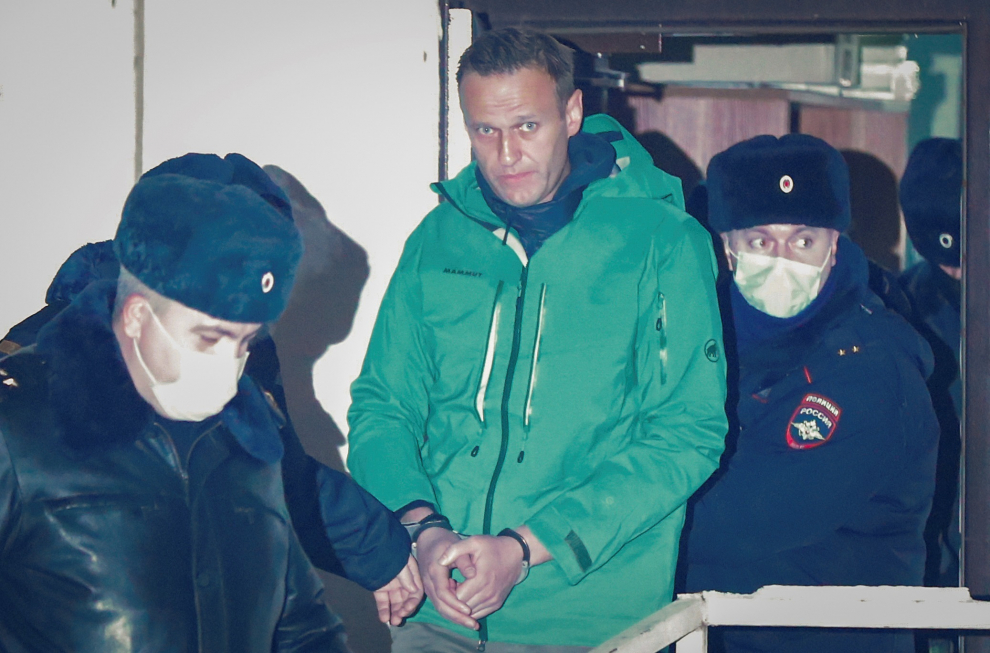 El líder opositor ruso Alexei Navalny a las puertas de la comisaría de policía de Khimki a las afueras de Moscú, el 18 de enero de 2021, un día después de ser arrestado a su llegada al aeropuerto de Moscú desde Alemania.