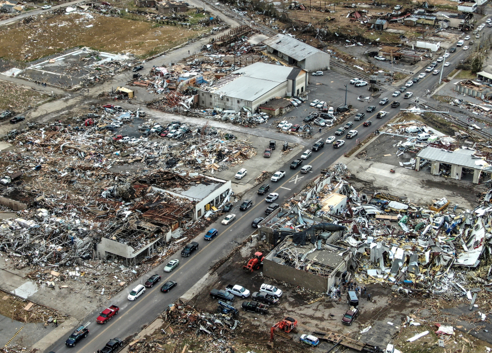 Foto tomada con un dron que muestra viviendas y negocios destruidos por el paso de varios tornados a lo largo y ancho de seis estados de EEUU, en Mayfield, Kentucky, el 11 de diciembre de 2021.