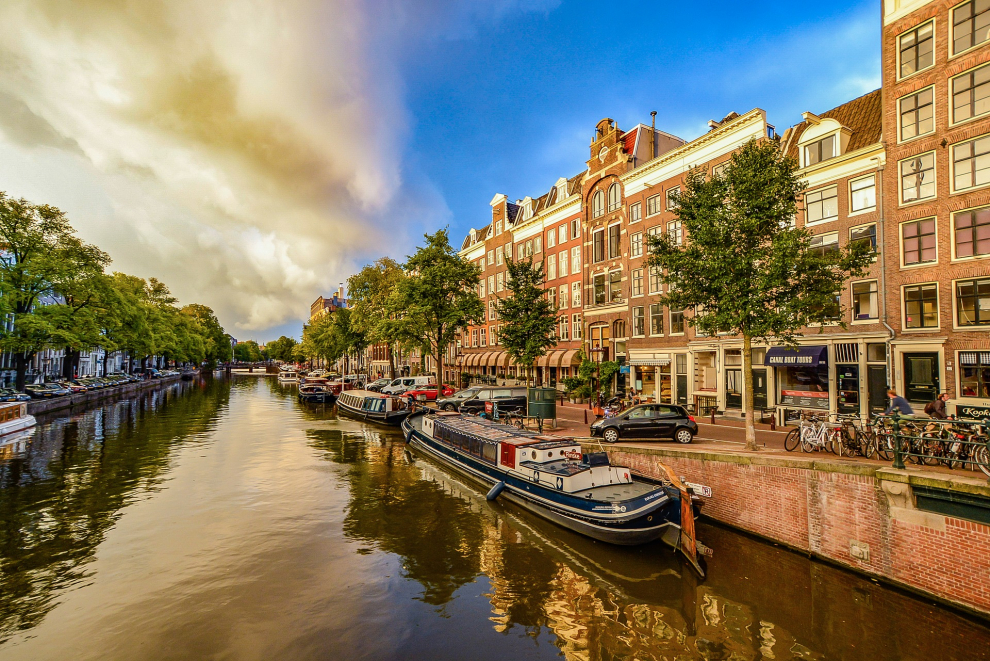 Medios de transporte público ecológicos, el uso de la bicicleta y numerosos parques para recargar pilas en el corazón de la capital de Holanda, Ámsterdam, se ha consolidado en los últimos años como una de las mejores Capitales Verdes de Europa.