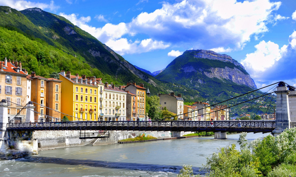 Premiada por la Comisión Europea Capital Verde Europea 2022, Grenoble es uno de los destinos líderes en la naturaleza y el turismo sostenible en Francia. La ciudad está rodeada de montañas, bosques, torrentes y valles, el centro de la ciudad cuenta con numerosos espacios verdes para recorrer en transporte público o bicicleta.