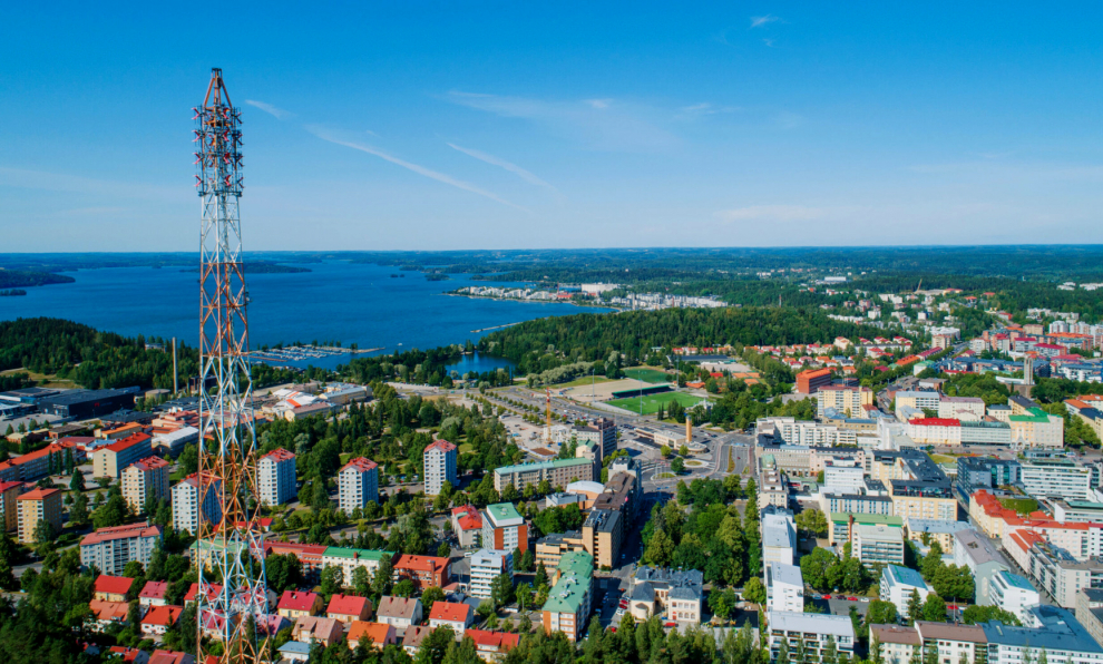 Pionera en el trabajo climático y en soluciones sostenibles e inteligentes. En la región de Lahti, puede experimentar la naturaleza pura y diversa de manera sostenible. El 74% del área de la ciudad está cubierta por bosques, mientras que el 11% consiste en cuerpos de agua.