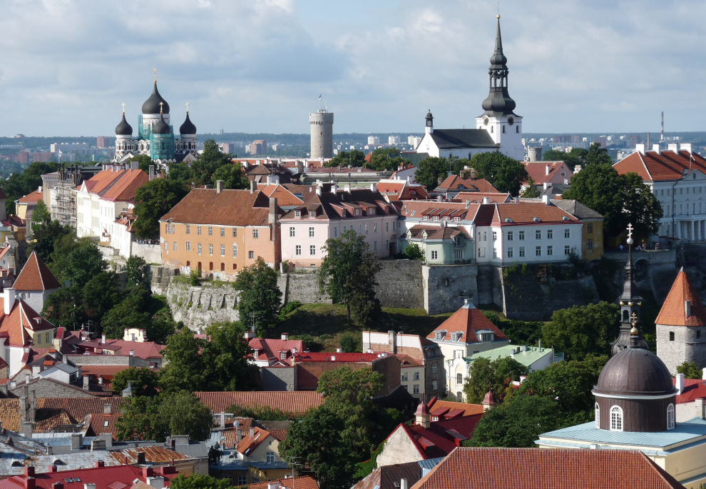 Tallin ha sido elegida como mejor Capital Verde de Europa para 2023 al cumplir los requisitos establecidos por la Unión Europea. La gratuidad de su transporte público y su apuesta por las zonas verdes y la economía circular han merecido por fin esta distinción referente en sostenibilidad.