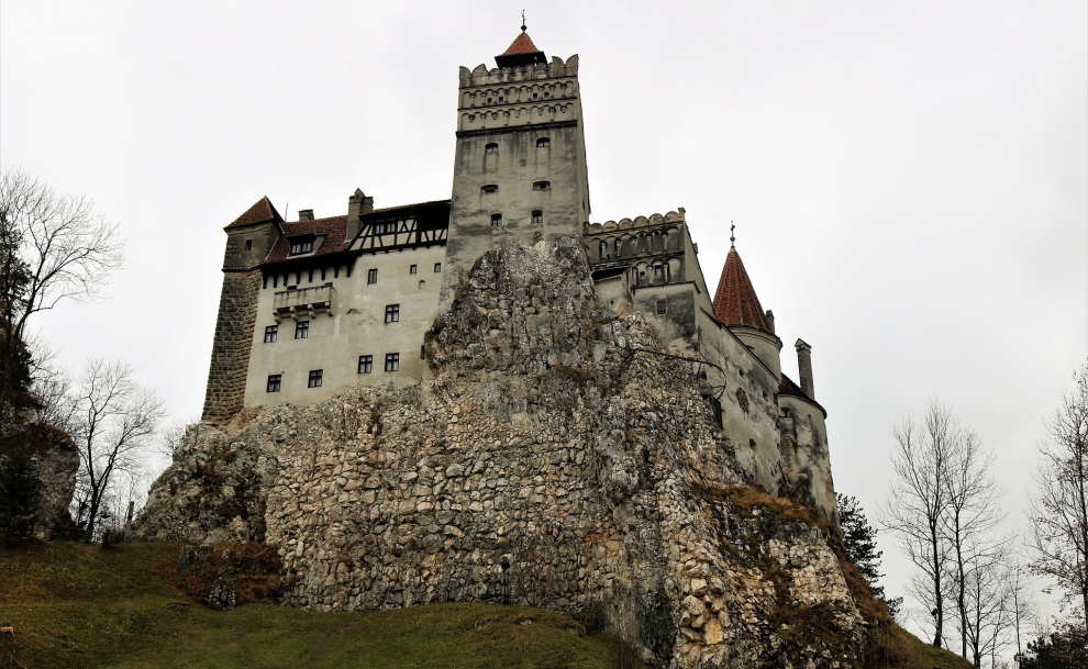 Construido en lo alto de una roca de 200 metros de altura, esta mansión medieval muy bien conservada es visita obligada para los que siguen la Ruta de Drácula por Transilvania. Fue levantado sobre una antigua fortaleza de la época de los Caballeros Teutónicos de 1212.
