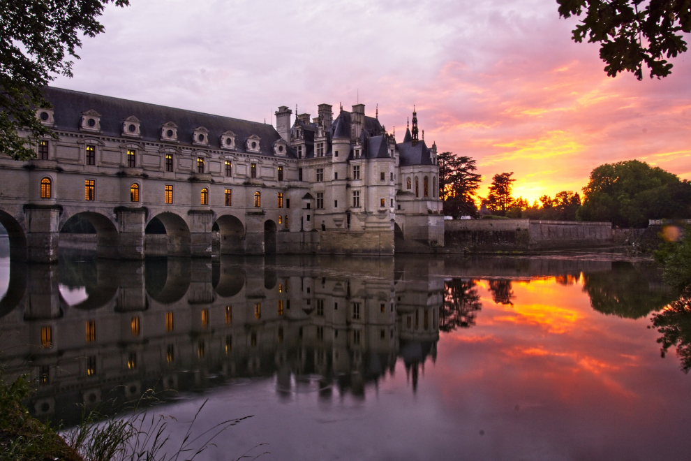 También conocido como el "Castillo de las Damas" fue construido en 1513 por Katherine Briçonnet en el Valle del Loira. Propiedad de la Corona y residencia real es el castillo es el castillo francés más visitado de Francia después de Versalles.