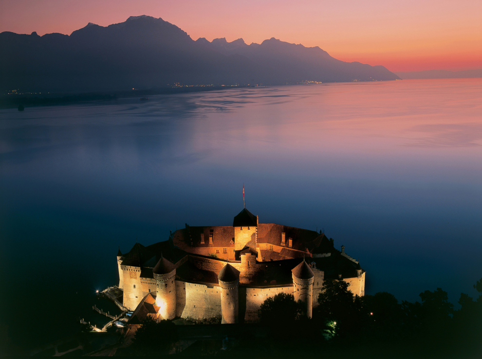 Construido sobre los cimientos de un fuerte de la Edad del Bronce a orillas del Lago Lemán. Es uno de los edificios de carácter histórico más visitados de Suiza. Durante casi cuatro siglos fue la residencia de los condes de Saboya y un lucrativo puesto de aduana.