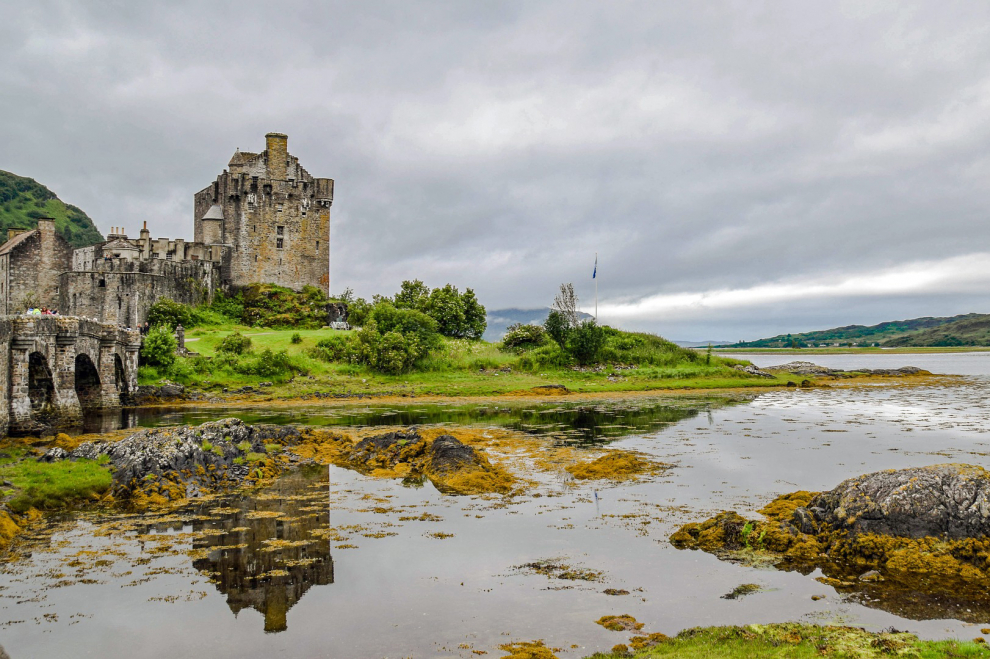 Fue habitado por primera vez en el siglo VI por el obispo irlandés Donan, aunque la primera fortificación no se construiría hasta el siglo XIII sobre un islote y conectado con la tierra por un puente de piedra, convirtiéndose el castillo de Eilean Donan en guardián de las tierras de Kintail en las Highlands de Escocia contra la invasión de los vikingos.